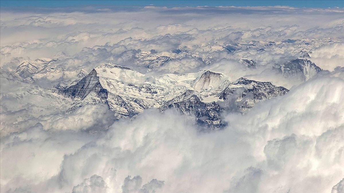 Everest Dağı’nda rekor: Bir günde 274 dağcı tırmanış yaptı