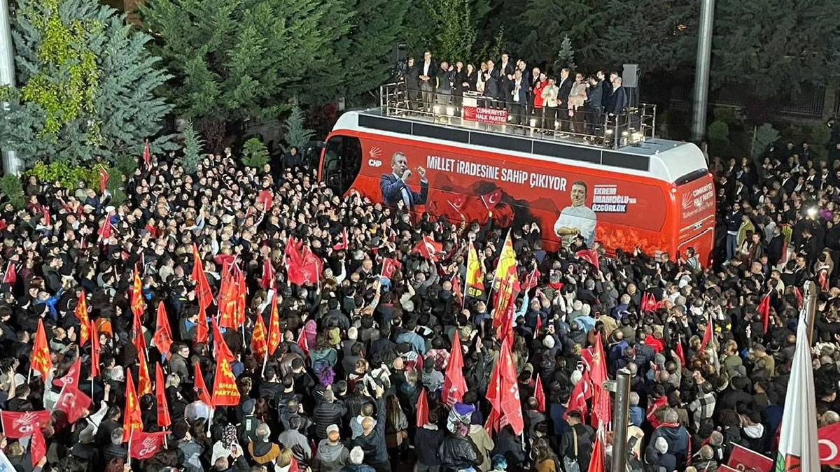 Özel’den butlan kararına karşı direniş mesajı: Genel Merkez’deyim, hiçbir yere gitmiyorum