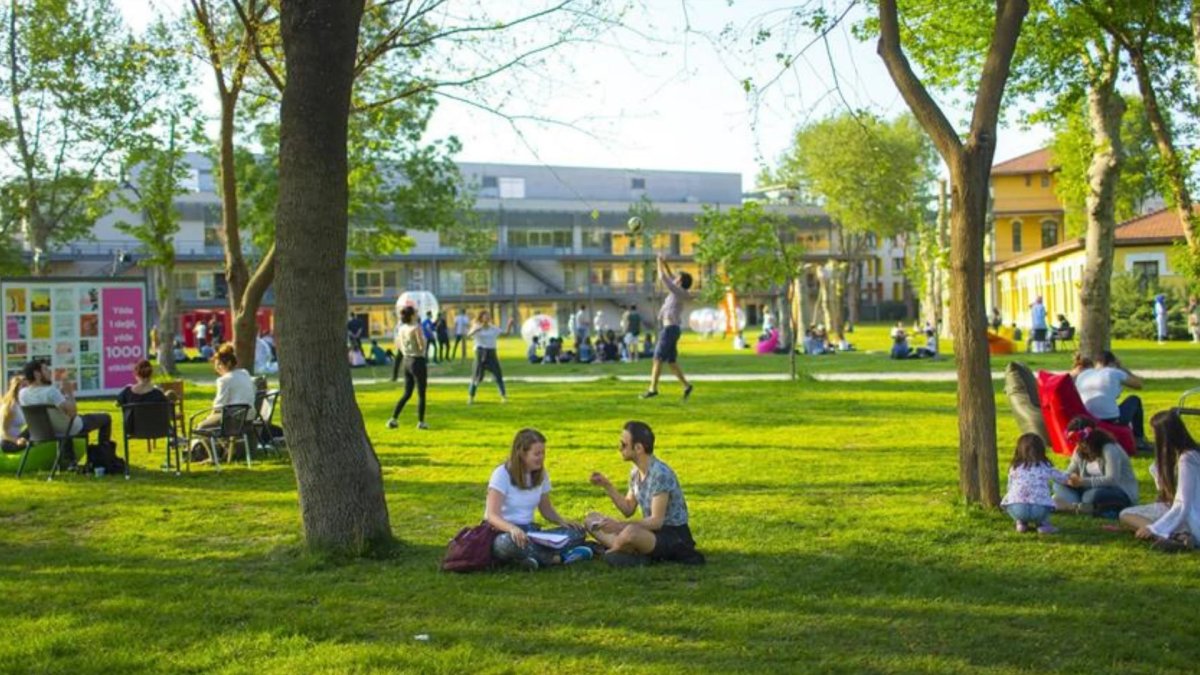 İstanbul Bilgi Üniversitesi kapatıldı: Öğrencilere, mezunlara ve akademisyenlere ne olacak?