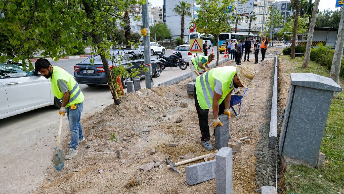 Büyükşehir’den Mevlana Caddesi ve 100. Yıl Bulvarı arasında kaldırım ve peyzaj çalışması