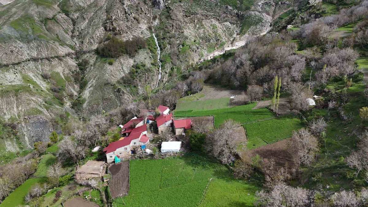 Buraya ‘Güneydoğu’nun çatısı’ deniyor! Doğal kar mağaraları mest ediyor