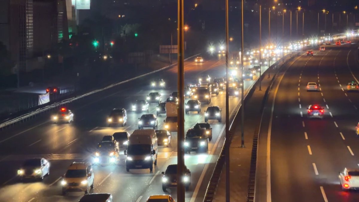 İstanbul'da bayram hareketliliği: Yollarda trafik yoğunluğu oluştu
