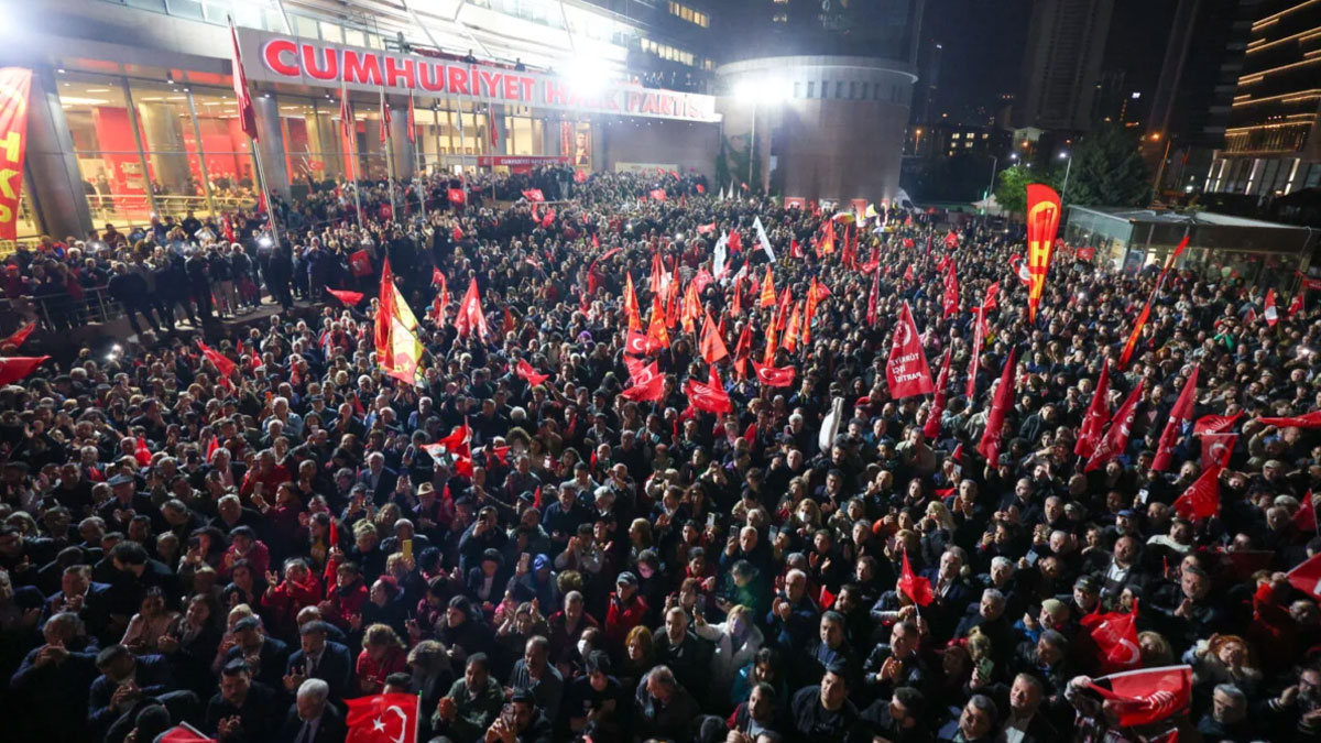 Der Spiegel: Türkiye’de binlerce kişi Özgür Özel kararına karşı sokağa çıktı