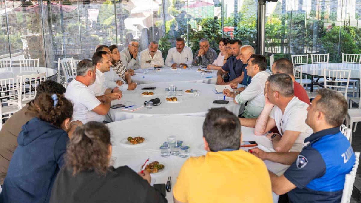 Bornova’da muhtarlarla aynı masada, sorunları ortak çözüm
