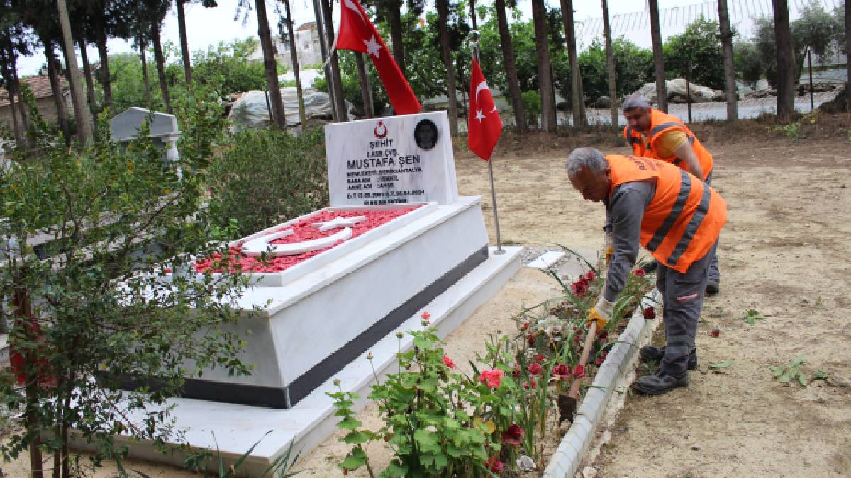 Büyükşehir’in mezarlıklarda bayram hazırlığı sürüyor