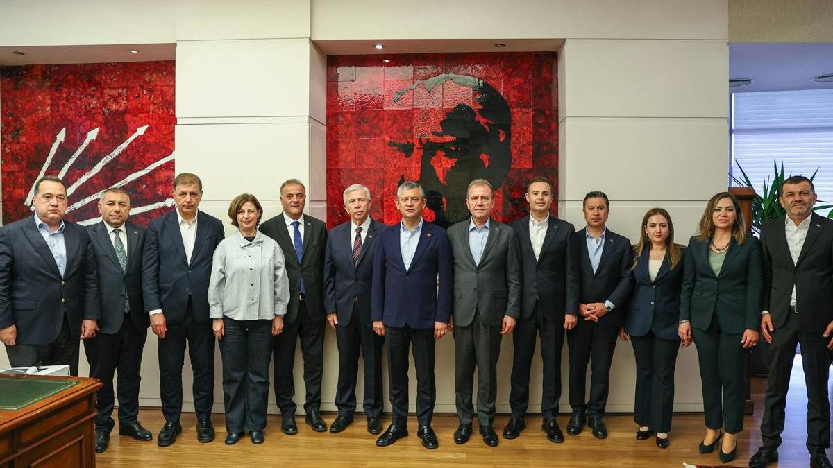 Büyükşehir belediye başkanlarından Özel’e destek: 45 gün içinde kurultay çağrısı