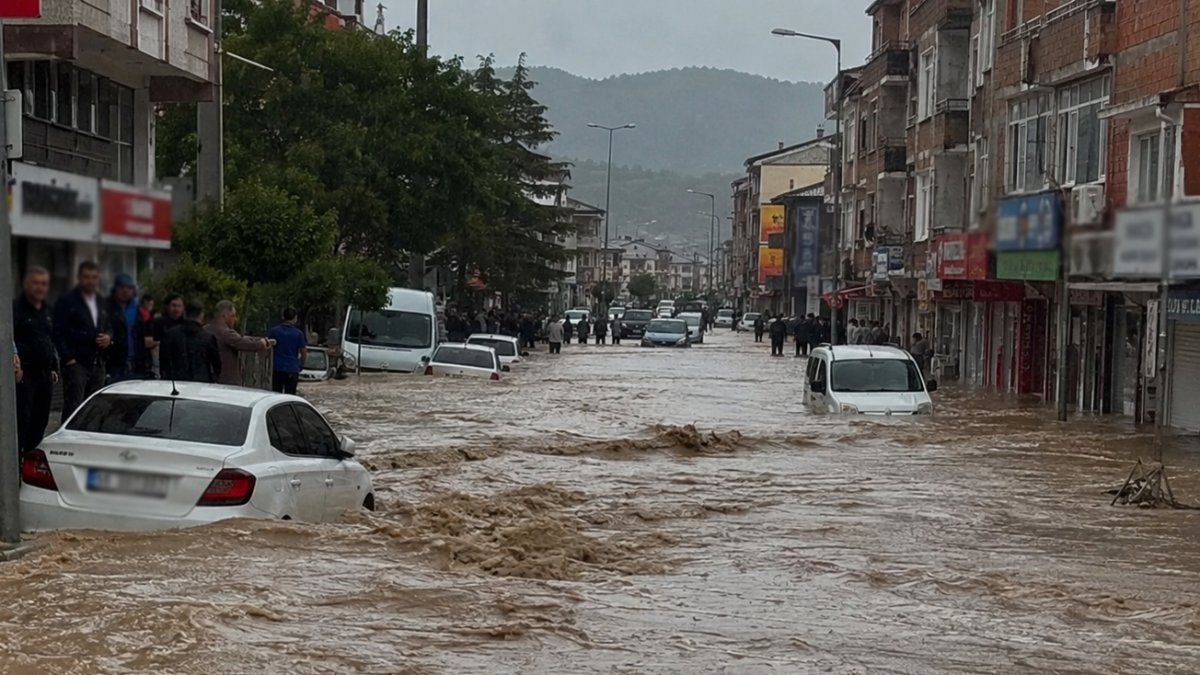 İçişleri Bakanlığı'ndan kritik uyarı: Marmara, Akdeniz ve Doğu Anadolu'ya 'sarı kodlu' sel uyarısı