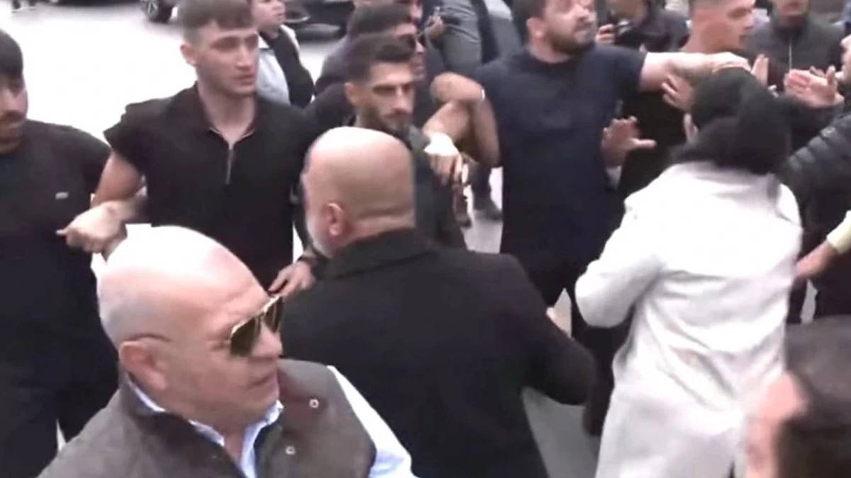 Son dakika! CHP Genel Merkezi önünde tahliye arbedesi: Kılıçdaroğlu’nu destekleyen grup içeri alınmadı