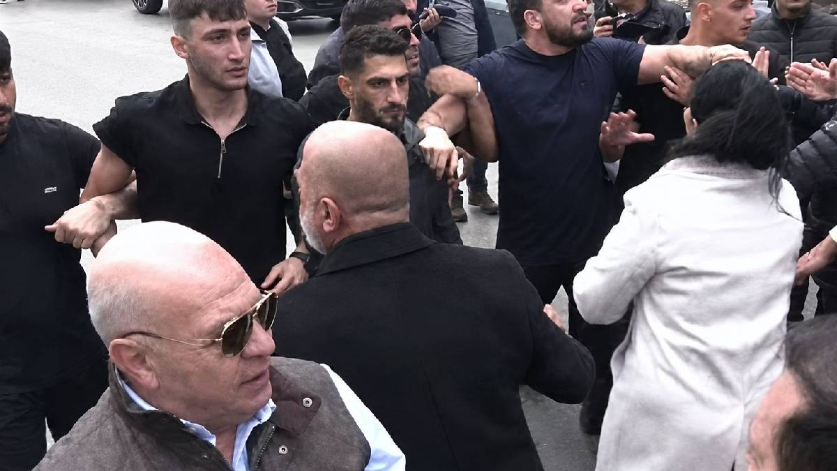 CHP Genel Merkezi önünde tahliye arbedesi: Kılıçdaroğlu’nu destekleyen grup içeri alınmadı
