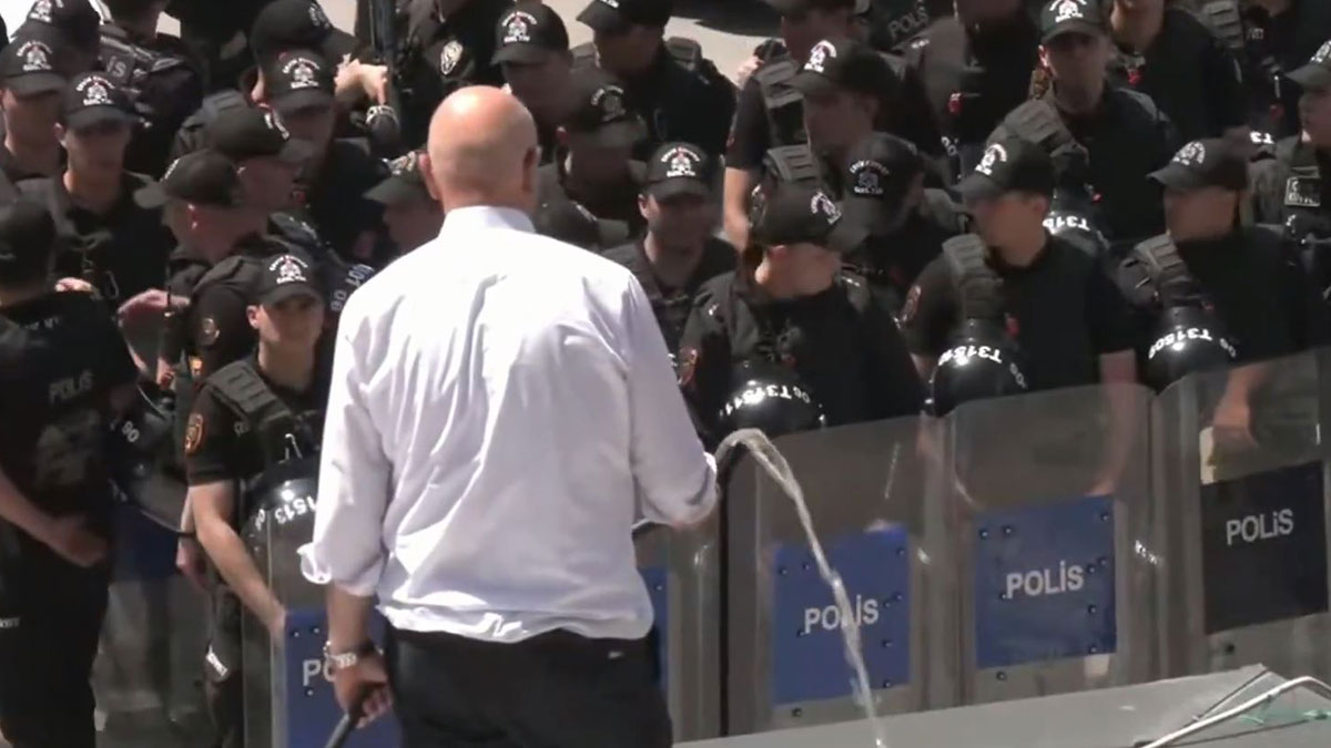 CHP Genel Merkezi'nde gerginlik: Mahmut Tanal elinde hortumla çatıya çıktı, polis geri çekildi
