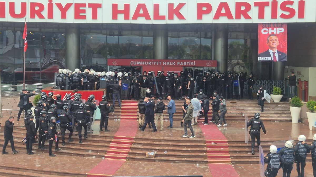 Polis, CHP Genel Merkezi’ne girdi: Biber gazı ve plastik mermiyle müdahale