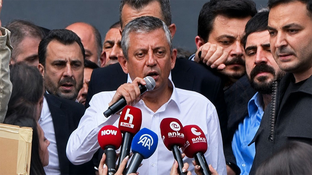 Özgür Özel genel merkezden ayrıldı: Baba ocağını geri almak üzere çıkıyoruz