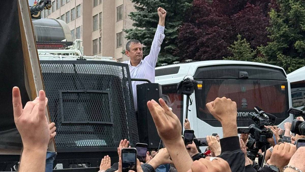 Polis barikatlarla yolu kesmişti: Özgür Özel TOMA’nın üzerine çıktı