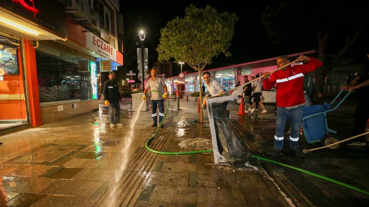 Karşıyaka Çarşısı’nda dip bucak bayram temizliği