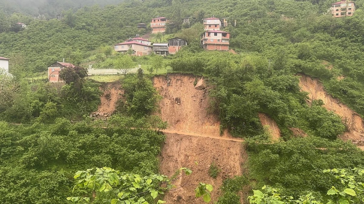 Giresun'da heyelan alarmı: 11 ev tahliye edildi