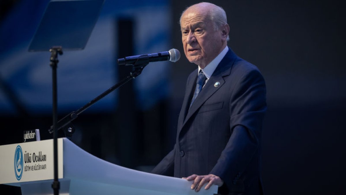 Bahçeli'den, Süper Lig'e çıkan Çorum FK'ye tebrik