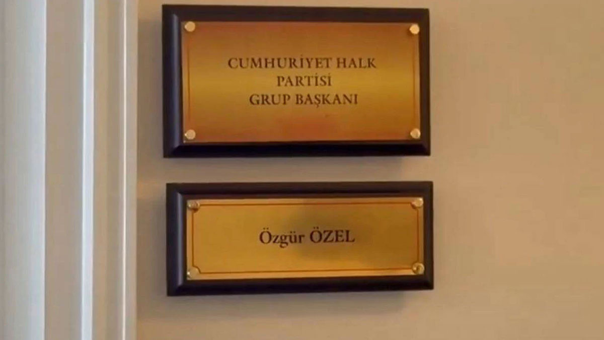 Özgür Özel’in makam odasındaki tabela değişti