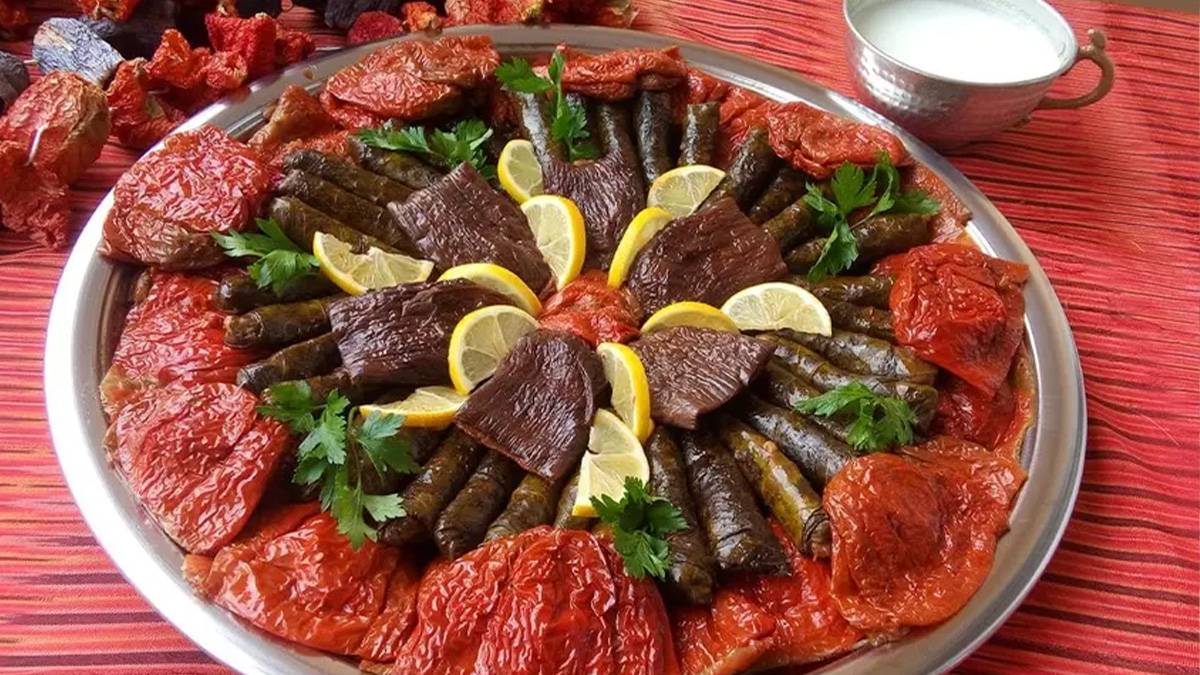 Ekşisi ve aromasıyla damak çatlatan lezzet: Orijinal Gaziantep usulü kuru dolma tarifi