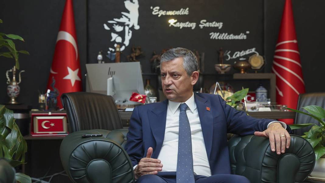 Özgür Özel: O mesajları ağlayarak okuyorum! İstifa etmeyin, burada kalıp mücadele etmeliyiz