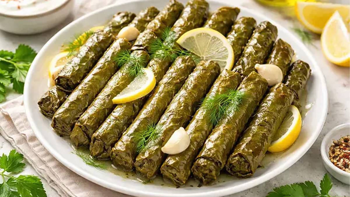 Bayram sofralarının ağır misafiri: Gerçek Antep usulü ekşili yaprak sarma tarifi!