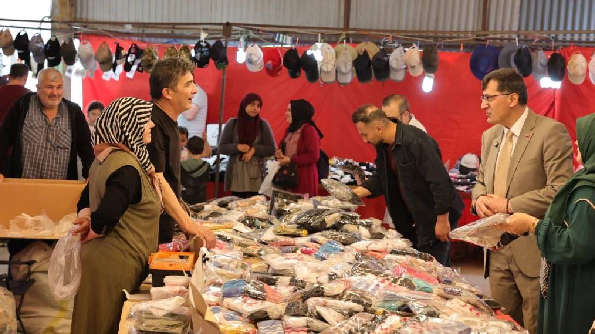 Geleneksel Bayram Pazarı’nda yoğunluk yaşandı