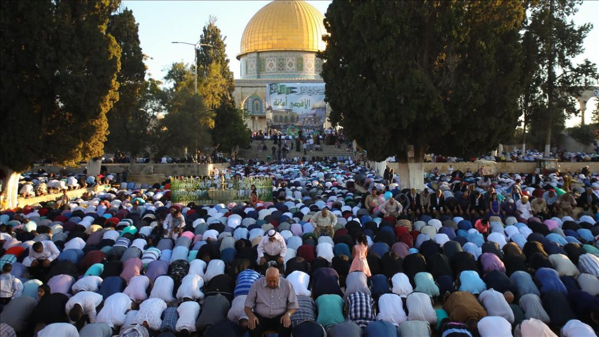 Mescid-i Aksa’da bayram namazı İsrail kısıtlamaları altında kılındı