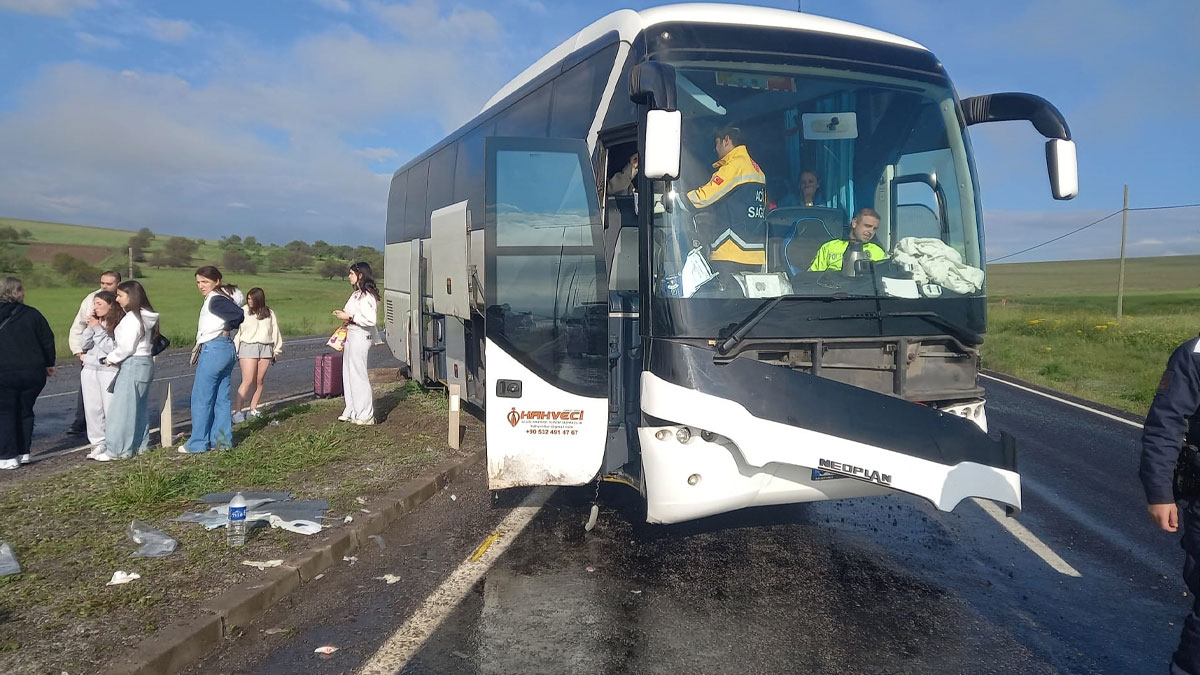 Tur otobüsü kaza yaptı: 16 yaralı