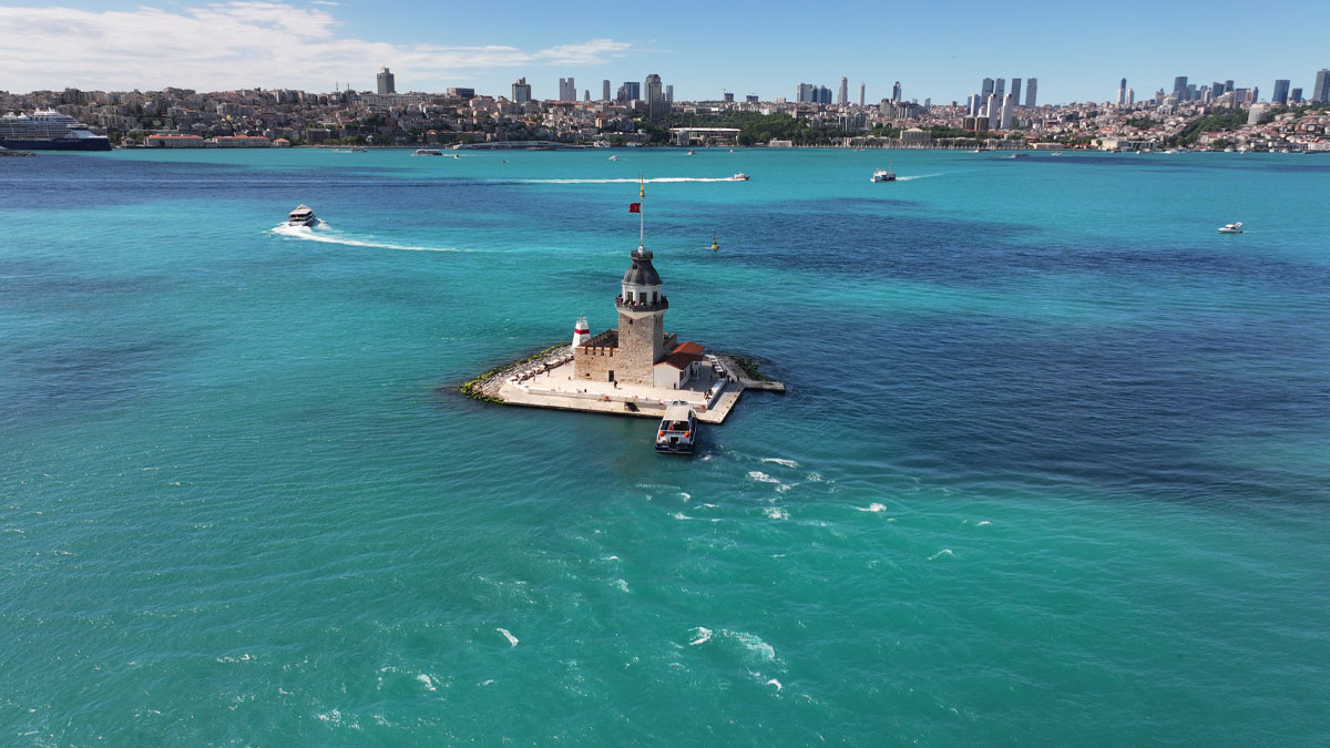 İstanbul Boğazı'nda bayram manzarası: Turkuaz renge büründü
