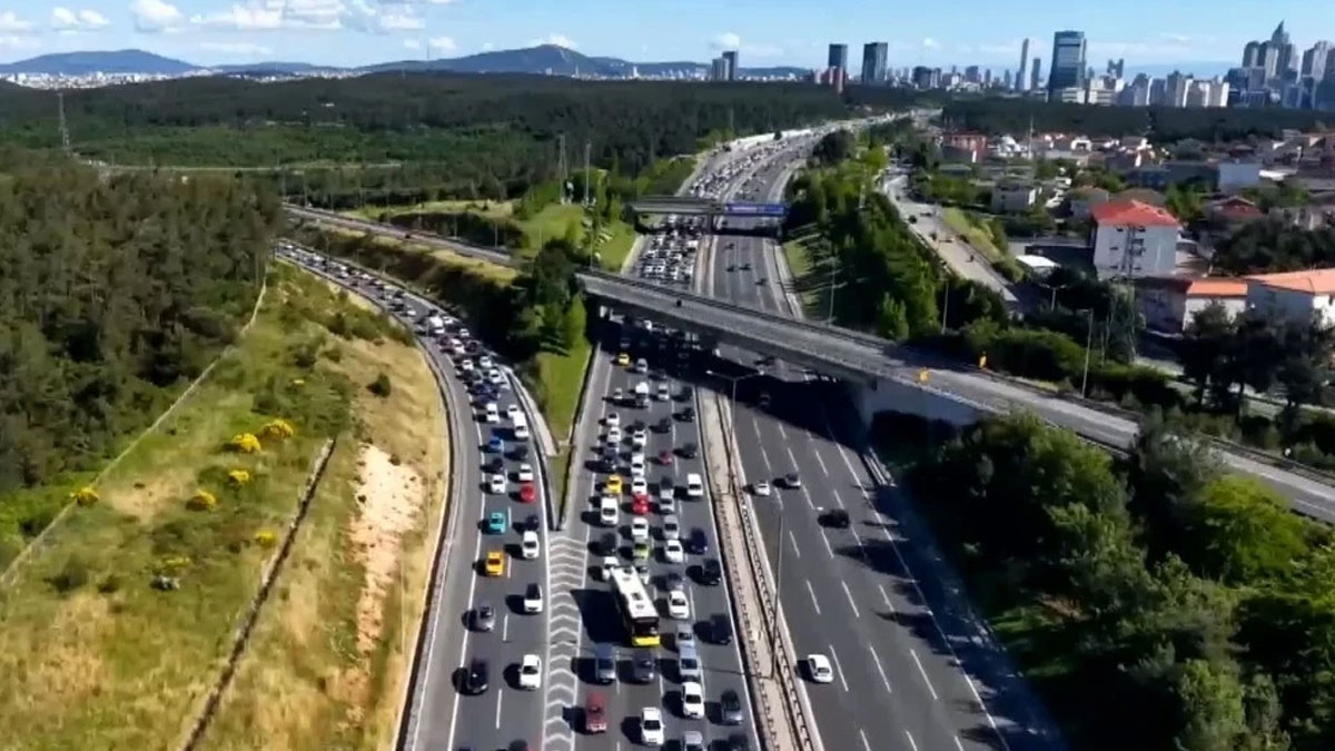 Bayram dönüşü İstanbul trafiği kitlendi!