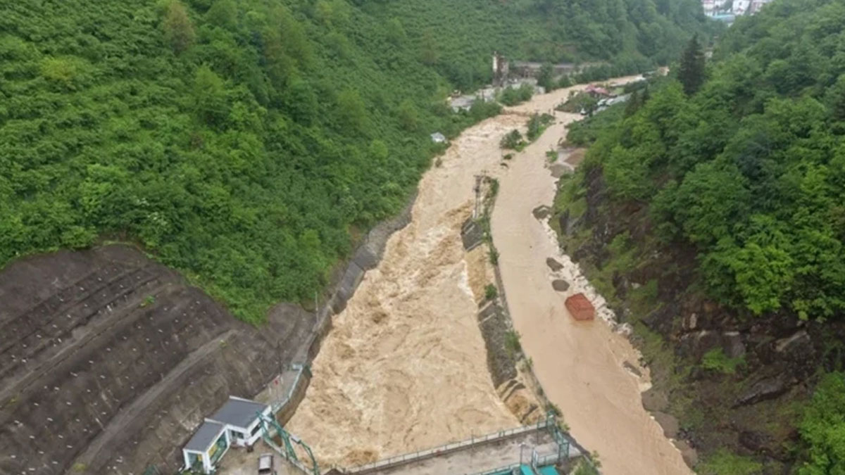 Giresun'u sağanak vurdu! Dereler taştı, yol kapandı