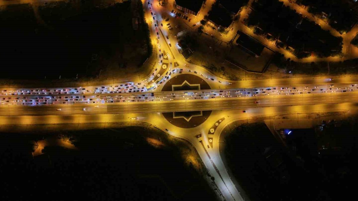 Tatilciler dönüş yolunda: 43 ilin geçiş güzergahında trafik kilit