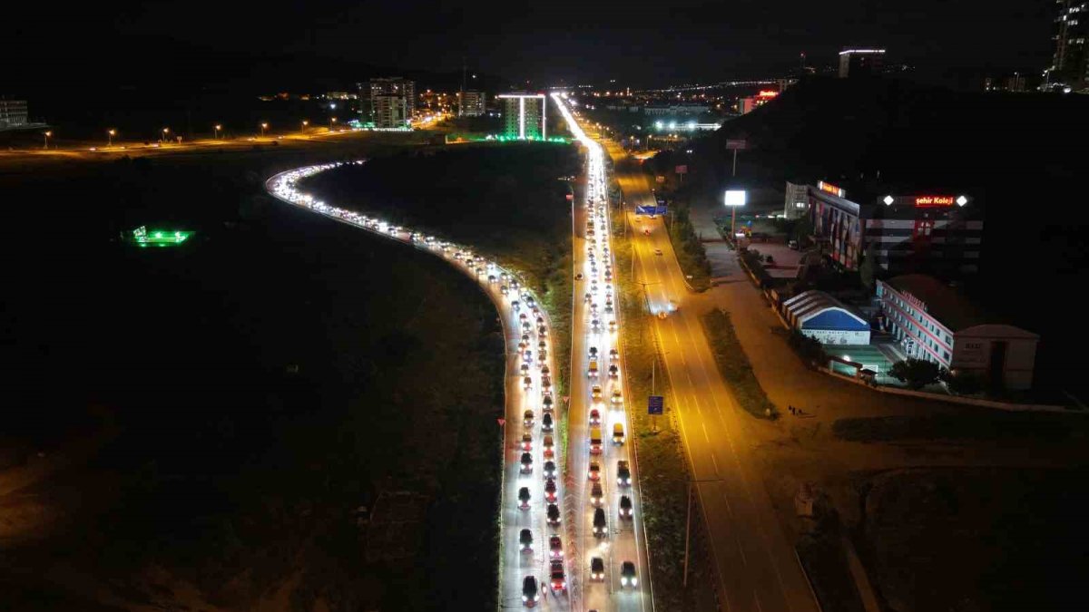 Tatilciler dönüş yolunda: 43 ilin geçiş güzergahında trafik kilit