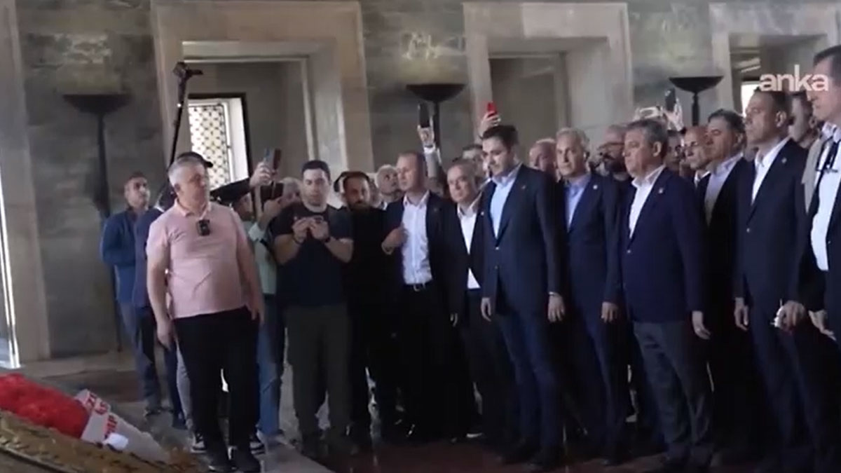 Anıtkabir’de Özgür Özel’e çelenk engeli: “CHP Genel Başkanı” yazısı çıkarıldı