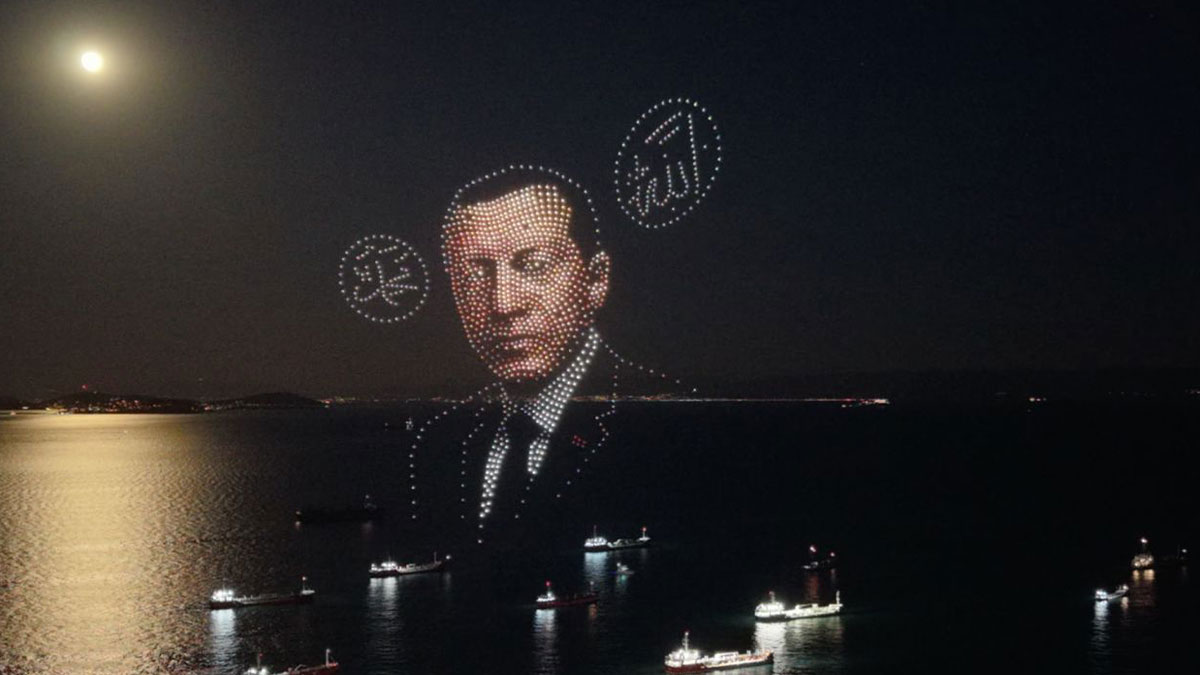 Teknik arıza çıkınca ertelenmişti: 1453 dronla Fetih Şöleni Yenikapı’da gerçekleştirildi