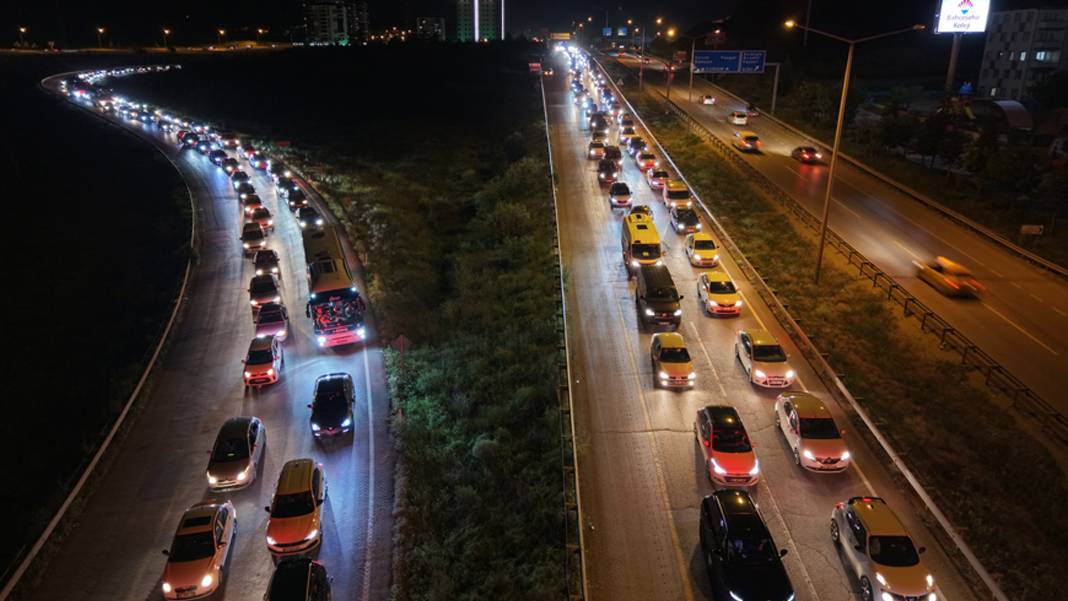 Dönüş çilesi başladı: Kilometrelerce araç kuyruğu