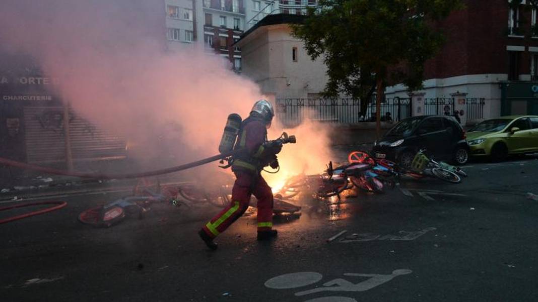 Paris'te şampiyonluk gecesi savaş alanına döndü: 426 gözaltı, 7 yaralı polis