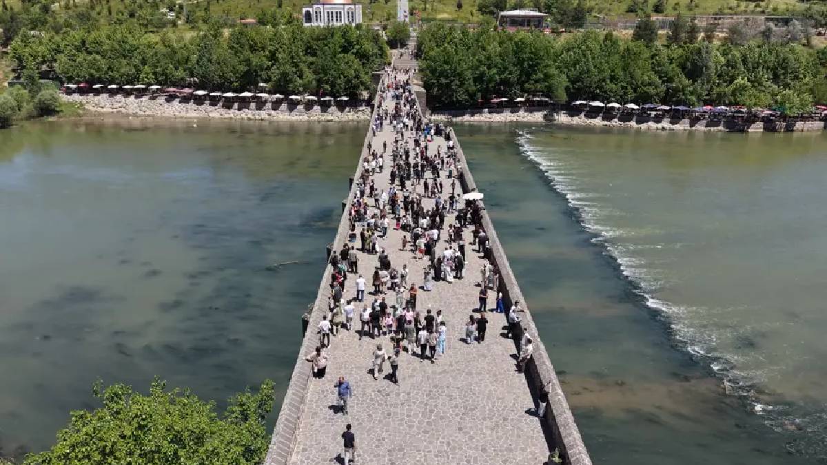 Esnaf tatilde ‘Çifte bayram’ yaşadı! Doğu'nun gözbebeği ziyaretçilerle doldu taştı