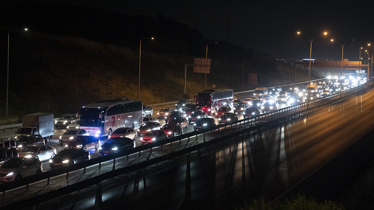 Bayram dönüşü trafik yoğunluğu sürüyor: İstanbul yönünde durma noktasına geldi