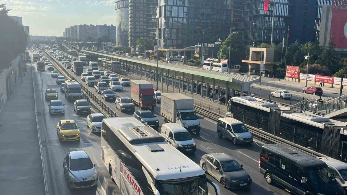 İstanbul'da haftanın ilk iş gününde trafik yoğunluğu
