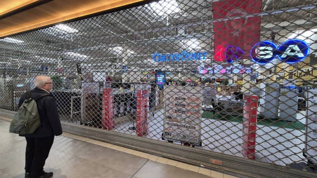 Türkiye'nin ilk hipermarketi faaliyetlerini durdurdu