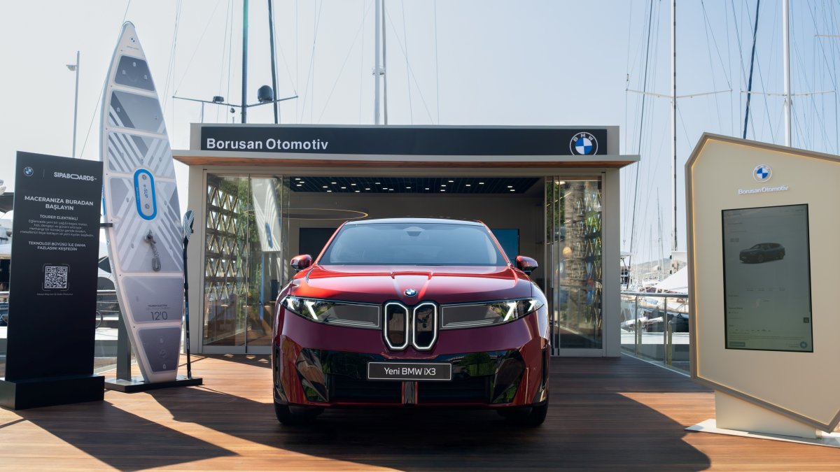 BMW elektrikli iX3'ü Yalıkavak Marina'da sergiliyor