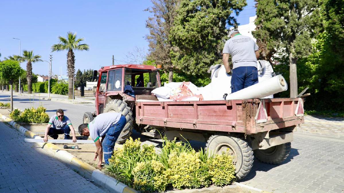 Burhaniye’de park ve yeşil alanlarda çalışmalar kesintisiz sürüyor
