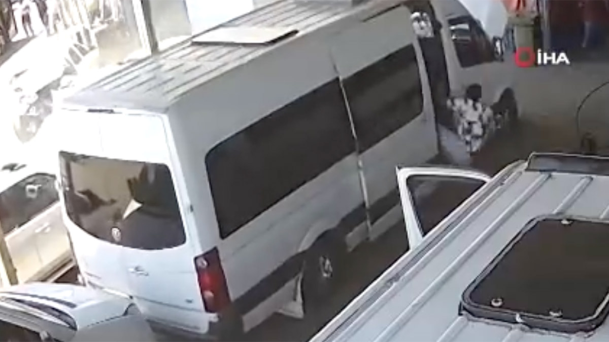 Gaz pedalı takılan otomobil dehşet saçtı: 7 araç hasar gördü, minibüsten yolcu yere düştü