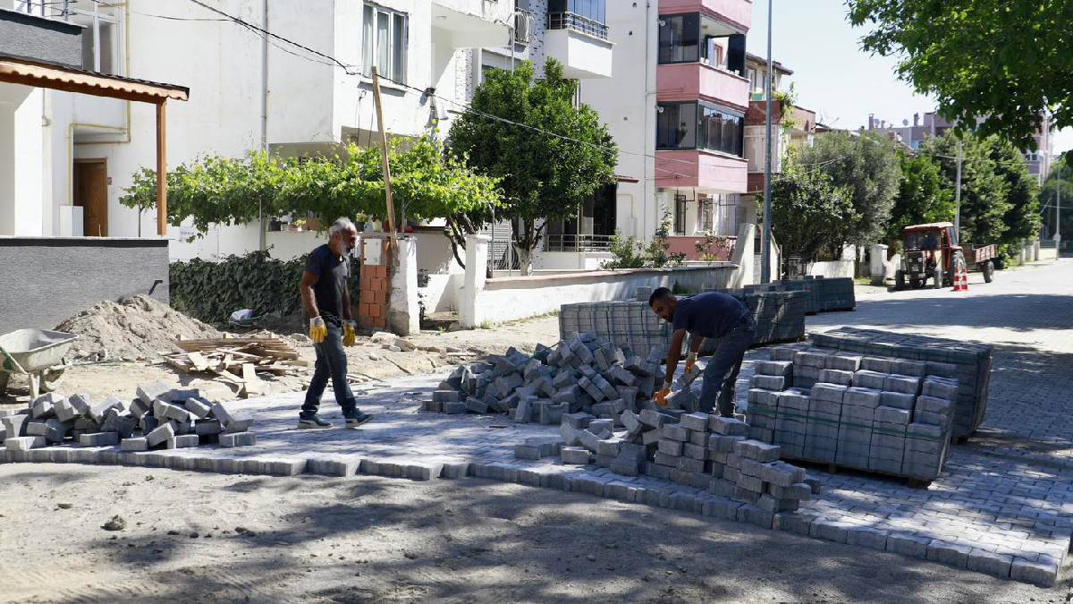 Burhaniye'de yol çalışmaları tüm hızıyla devam ediyor