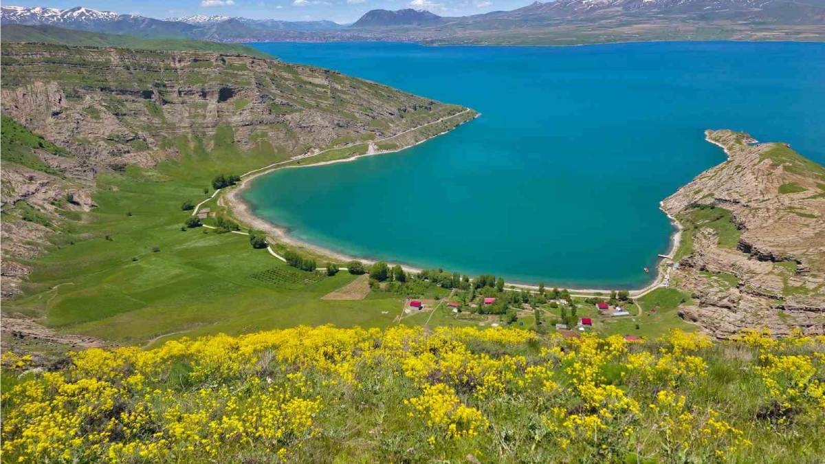 Van Gölü’nün dibinde adeta bir cennet! İncekaya Köyü doğal güzelliğin adresi