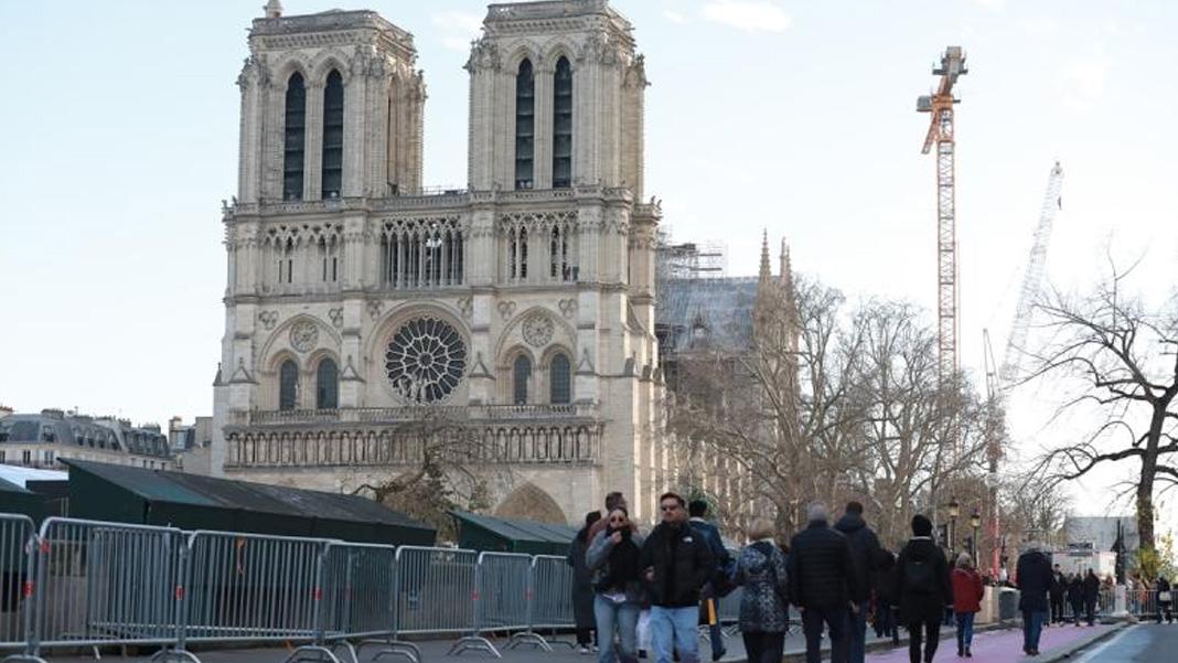 Turistlerin ayakları altında 2 bin yıllık sır: Notre Dame'da "yüzyılın kazısı"