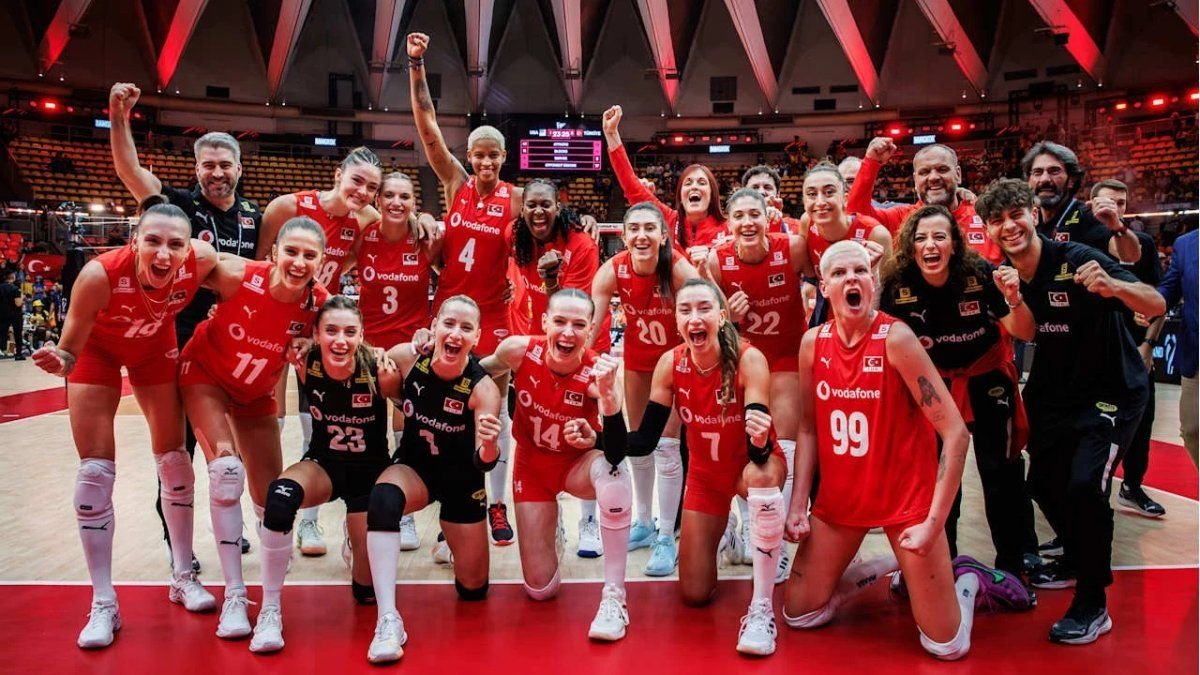 Voleybolseverlere kötü haber: Filenin Sultanları maçı şifreli mi, Türkiye - Dominik Cumhuriyeti maçı hangi kanalda?