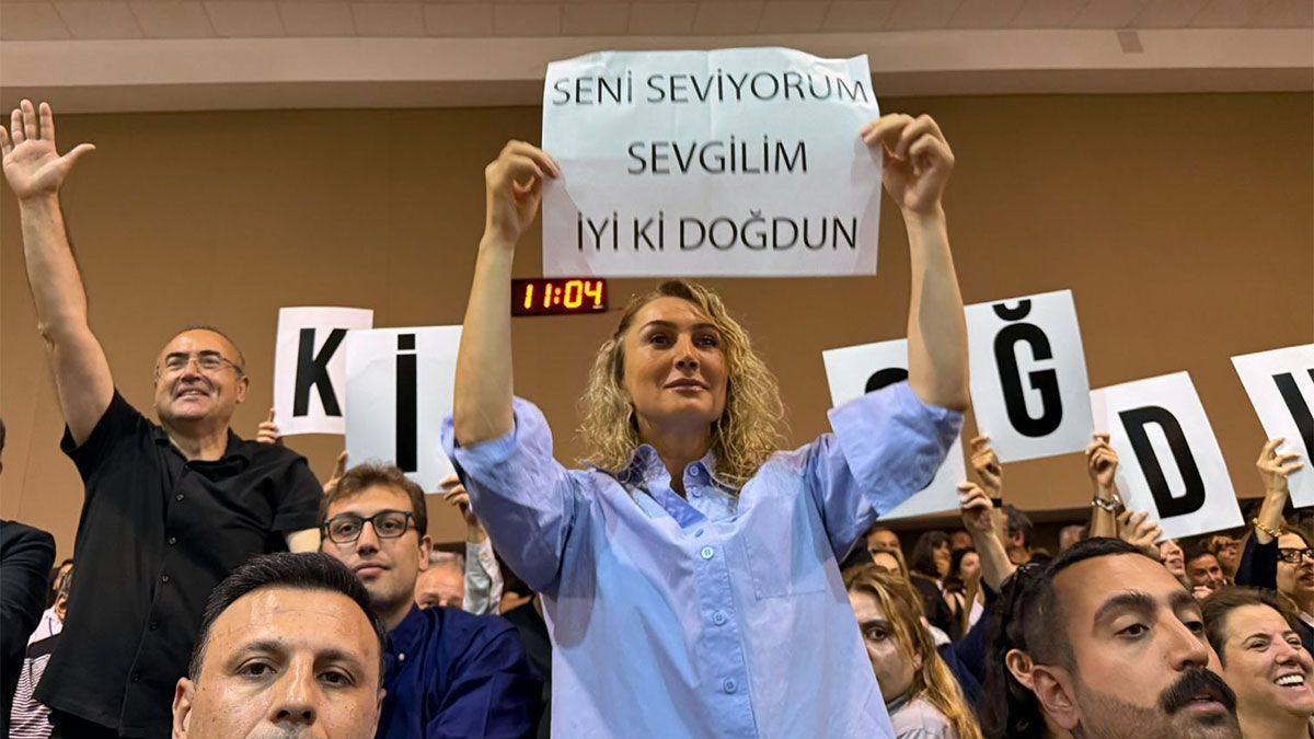 Dilek Kaya İmamoğlu’ndan Ekrem İmamoğlu’na salondan kutlama