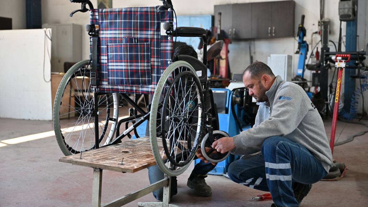 Manisa Büyükşehir’den engellilere ücretsiz destek: Tekerlekli sandalyelere bakım ve onarım hizmeti