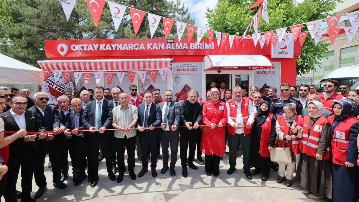 Türk Kızılay Malatya Kan Alma Birimi’ne oyuncu Oktay Kaynarca’nın adı verildi